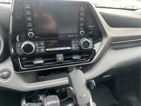 Certified 2022 Toyota Highlander XLE image 6