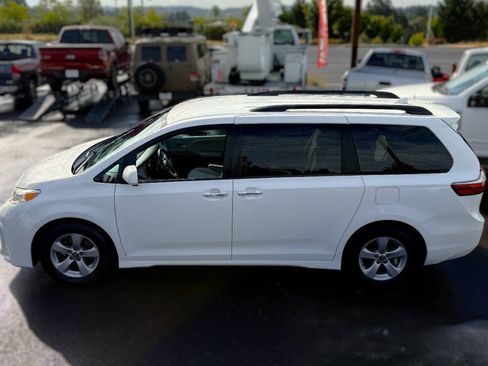 Used 2019 Toyota Sienna LE w/ Carpet Mat Package FWD image 4