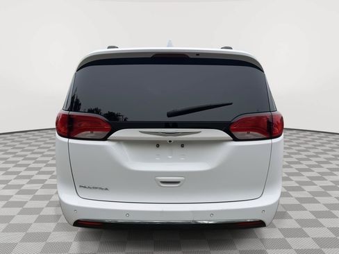 Used 2017 Chrysler Pacifica Touring-L Plus w/ Tire & Wheel Group FWD image 5