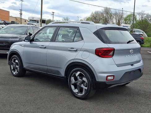 Used 2023 Hyundai Venue SEL image 4