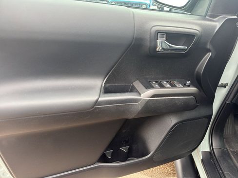 Used 2022 Toyota Tacoma TRD Off-Road w/ TRD Premium Off Road Package image 15