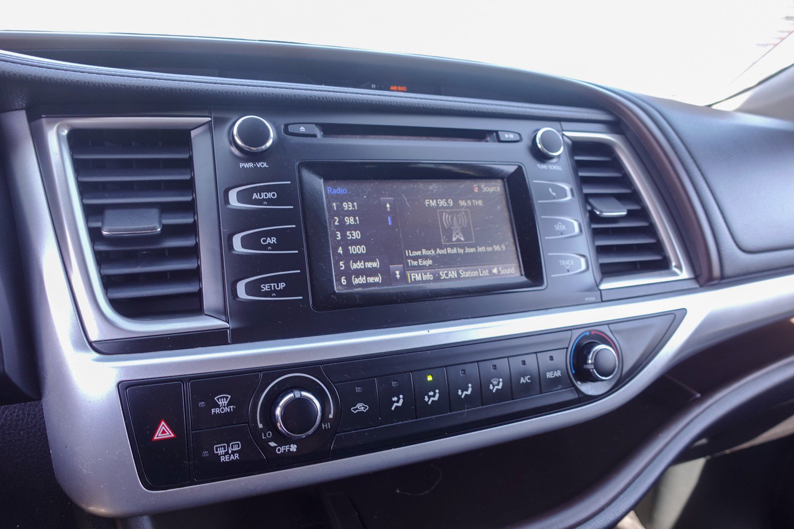 Used 2018 Toyota Highlander LE AWD/4WD image 16