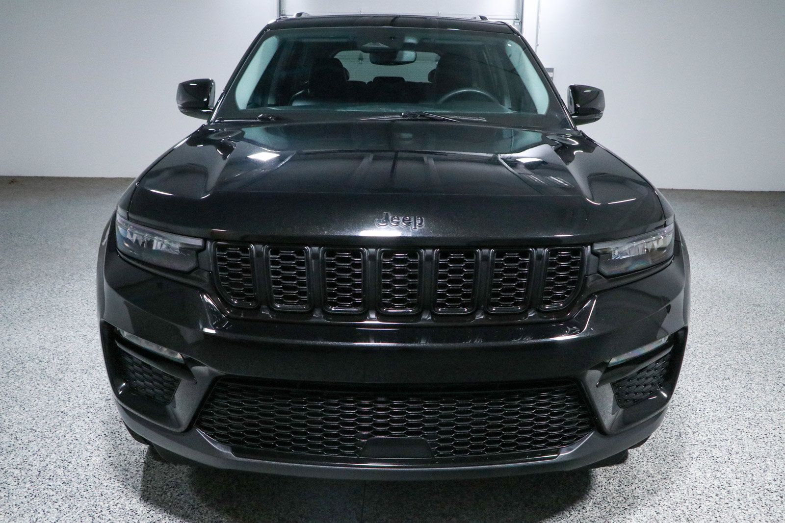 Used 2023 Jeep Grand Cherokee Limited w/ Black Appearance Package AWD/4WD image 4