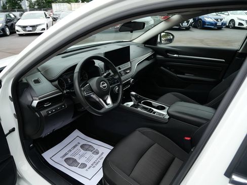 Used 2023 Nissan Altima 2.5 SV w/ SV Premium Package FWD image 9