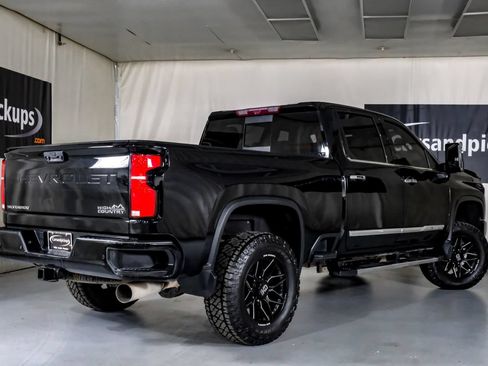 Used 2024 Chevrolet Silverado 2500 High Country w/ High Country Premium Package AWD/4WD image 8