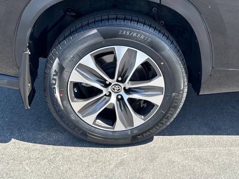 Used 2023 Toyota Highlander XLE AWD/4WD image 14