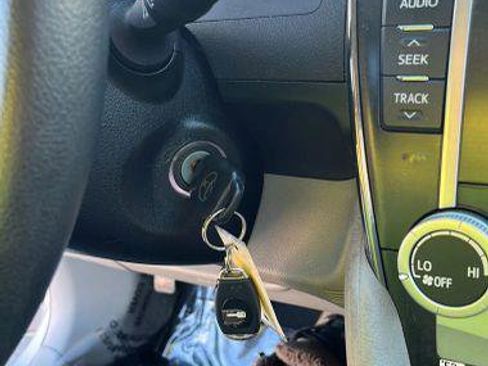 Used 2012 Toyota Camry L image 28