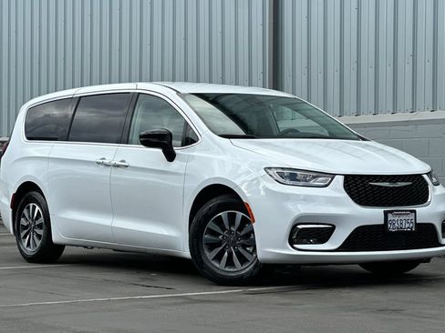 Used 2024 Chrysler Pacifica Limited FWD image 2