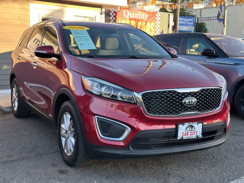 Used 2016 Kia Sorento LX w/ LX Convenience Package image 3