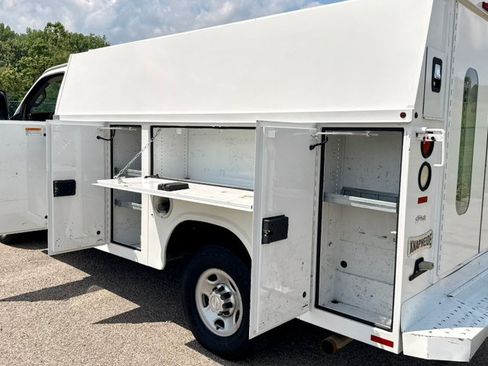 Used 2017 Chevrolet Express 3500 RWD image 13