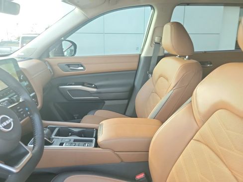 Used 2025 Nissan Pathfinder Platinum w/ Cargo Package image 17