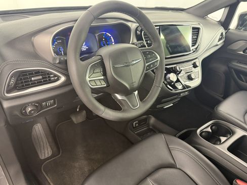Used 2025 Chrysler Pacifica Select FWD image 17