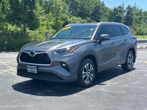 Used 2023 Toyota Highlander XLE AWD/4WD image 9