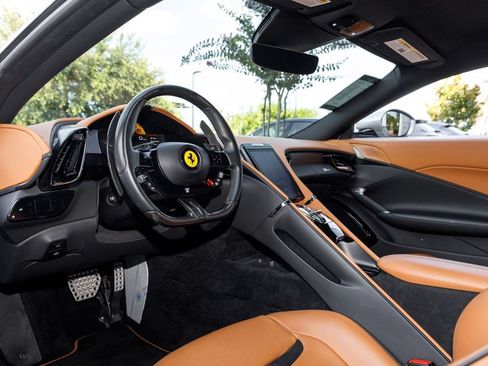 Used 2022 Ferrari Roma RWD image 9