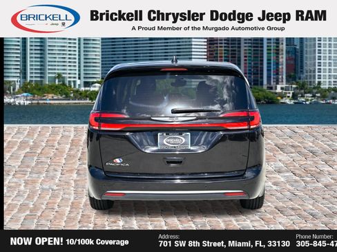 Used 2024 Chrysler Pacifica Touring-L FWD image 6
