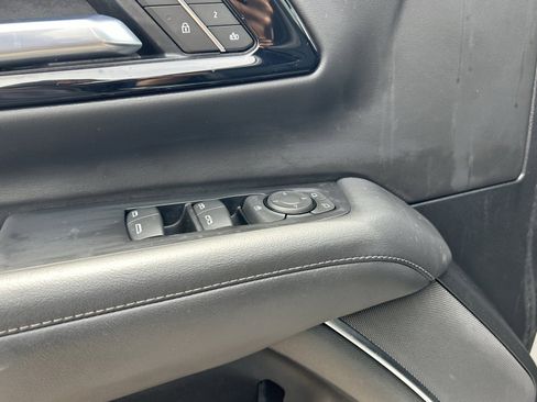 Used 2025 Chevrolet Suburban Z71 AWD/4WD image 12