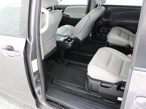 Used 2017 Toyota Sienna Limited Premium FWD image 29