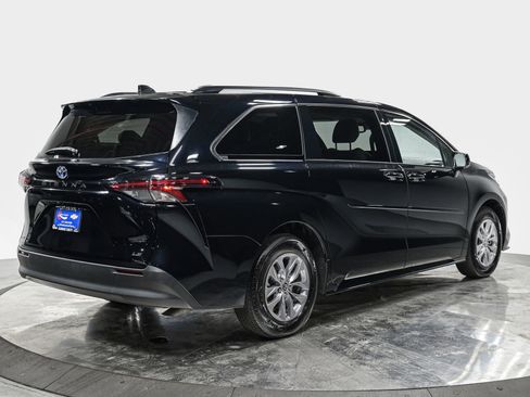 Used 2025 Toyota Sienna LE w/ LE Plus Package image 7