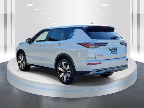 Used 2025 Mitsubishi Outlander SE image 4