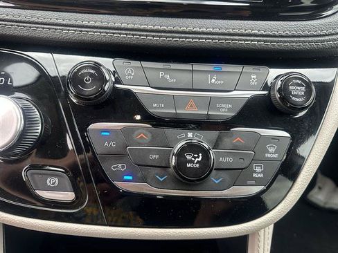 Used 2024 Chrysler Pacifica Limited FWD image 42