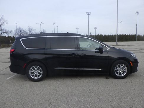 Used 2022 Chrysler Pacifica Touring-L FWD image 6