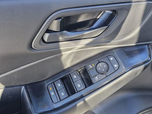 Used 2024 Nissan Rogue S image 17