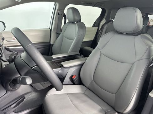 Used 2023 Toyota Sienna XLE image 13