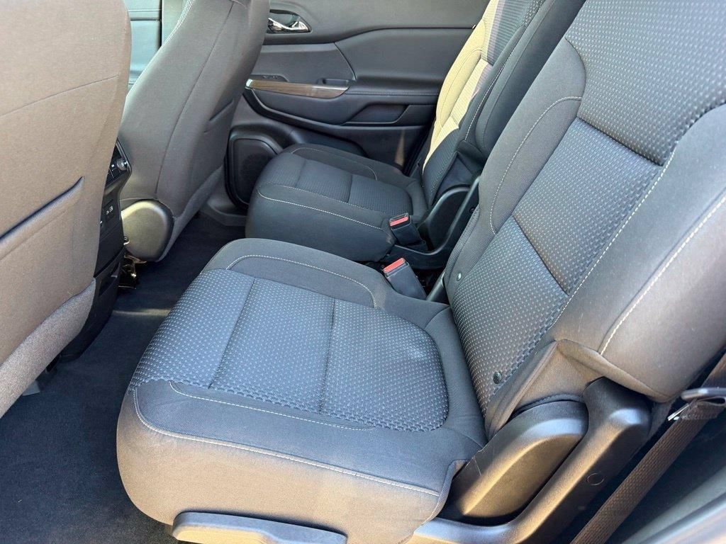 Used 2022 GMC Acadia SLE w/ Driver Convenience Package FWD image 12