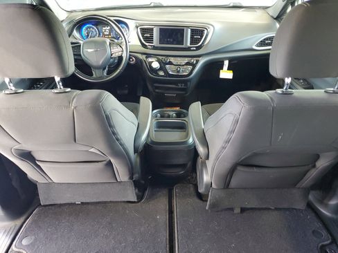Used 2019 Chrysler Pacifica Touring Plus w/ S Appearance Package FWD image 11