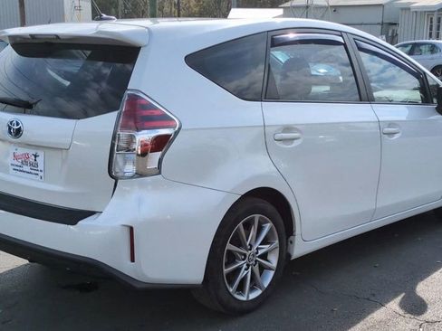 Used 2017 Toyota Prius V image 8