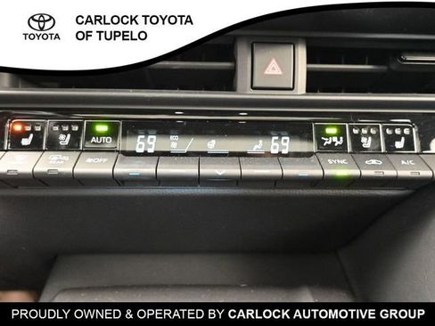 Used 2023 Toyota Crown Limited image 12