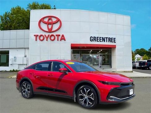 Used 2023 Toyota Crown XLE image 1