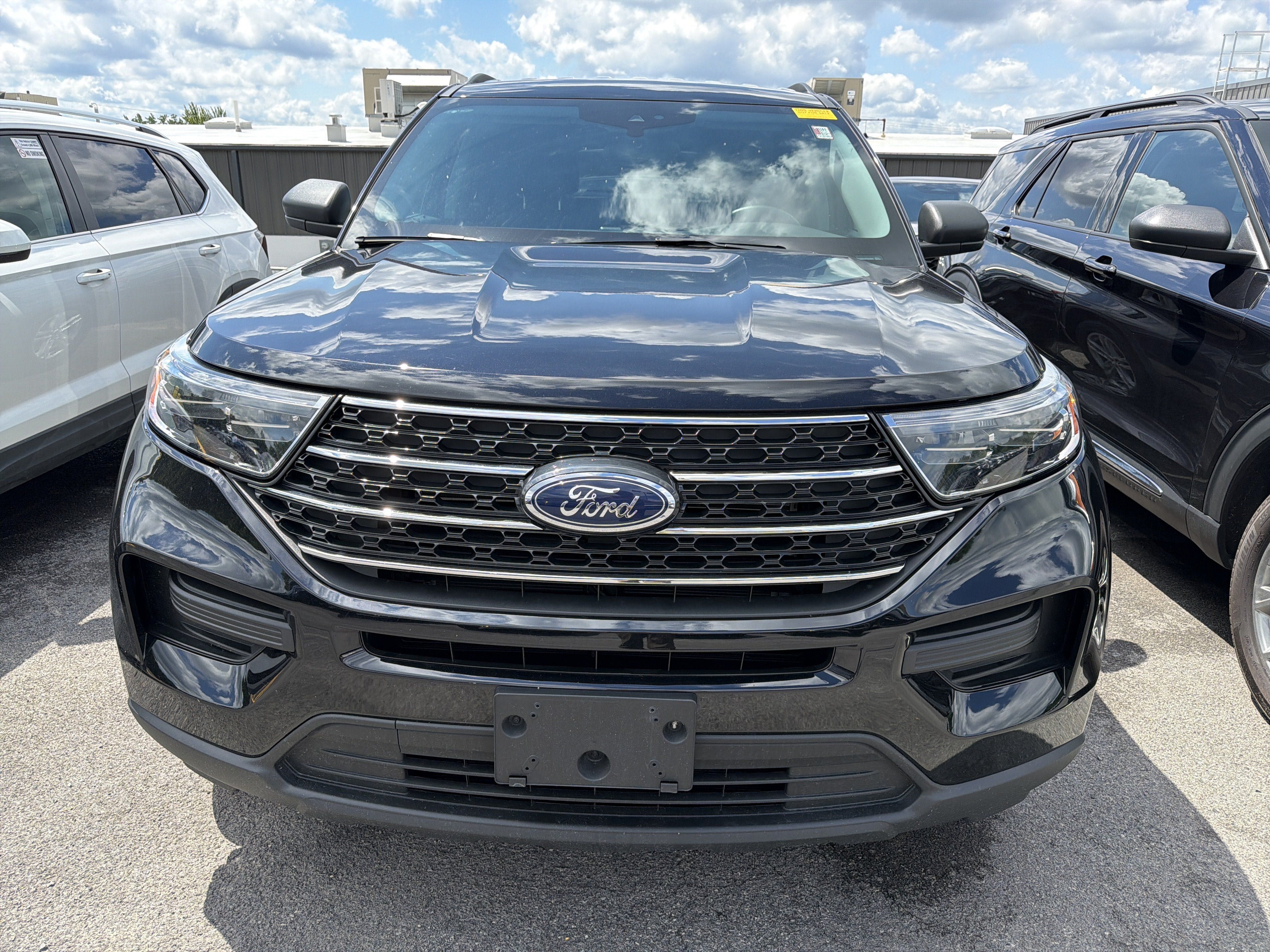 Used 2023 Ford Explorer XLT AWD/4WD image 3