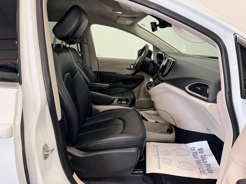 Used 2024 Chrysler Pacifica Touring-L FWD image 11