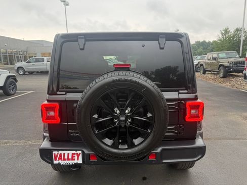 Used 2025 Jeep Wrangler Unlimited Sahara w/ Safety Group AWD/4WD image 5