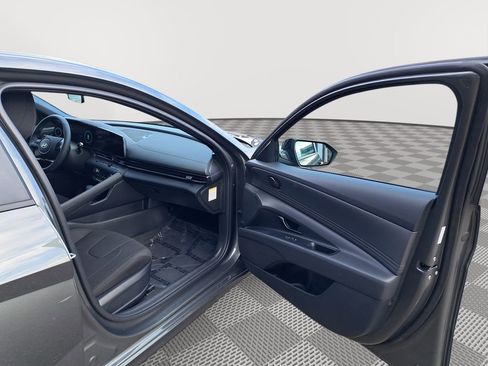 New 2025 Hyundai Elantra SEL image 17