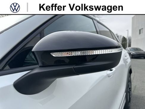 New 2026 Volkswagen Tiguan SE R-Line FWD image 10