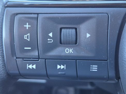 Used 2023 Nissan Rogue SV image 19