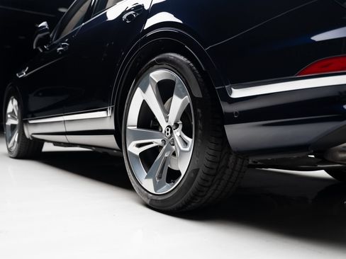 Used 2024 Bentley Bentayga AWD/4WD image 76