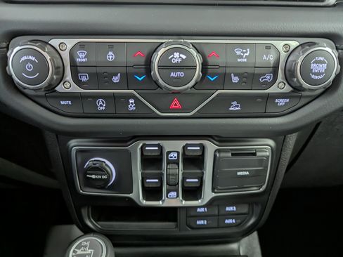 Used 2026 Jeep Gladiator Sport AWD/4WD image 18