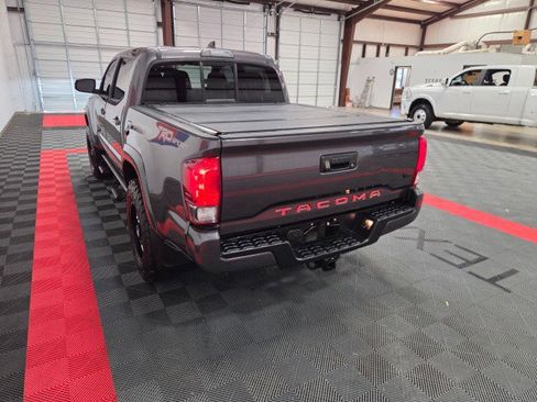 Used 2016 Toyota Tacoma TRD Sport image 28