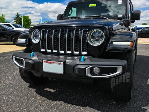 Used 2023 Jeep Wrangler Unlimited Sahara w/ Cold Weather Group AWD/4WD image 11