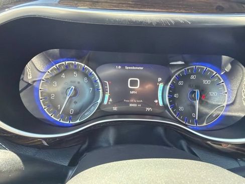 Used 2023 Chrysler Pacifica Limited AWD/4WD image 18