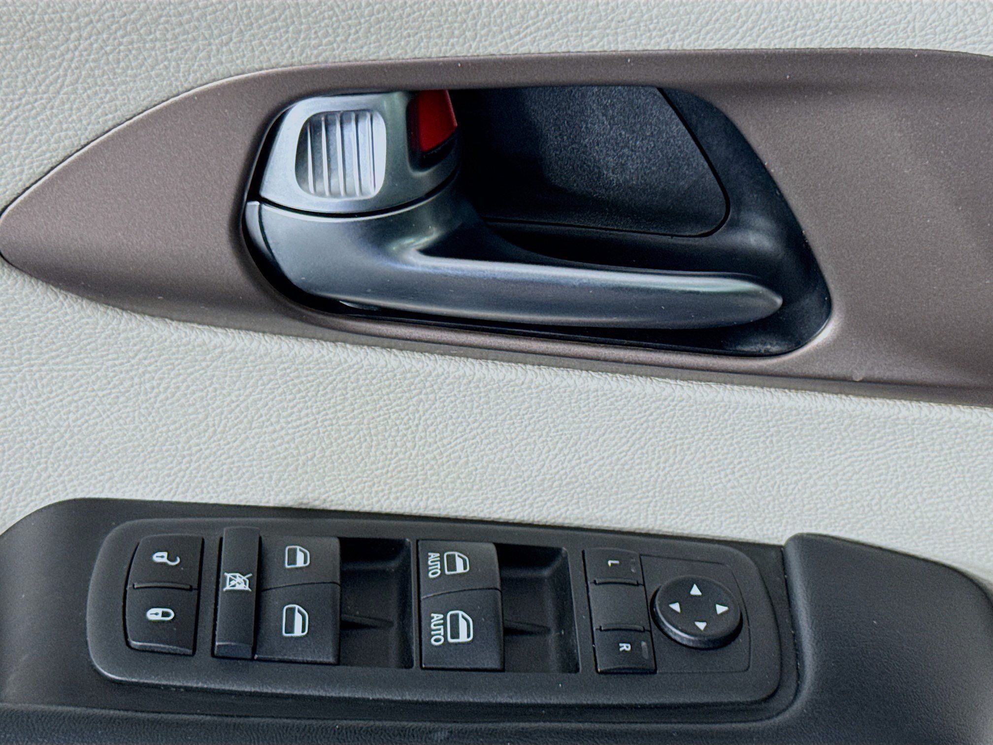 Used 2022 Chrysler Voyager LX FWD image 22