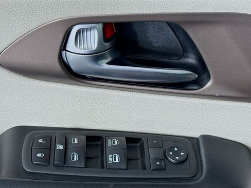 Used 2022 Chrysler Voyager LX FWD image 22