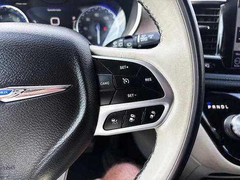 Used 2018 Chrysler Pacifica Limited w/ Advanced Safetytec Group FWD image 23