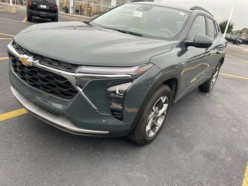 Used 2025 Chevrolet Trax LT FWD image 12