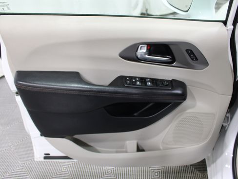 Used 2020 Chrysler Pacifica Touring-L FWD image 6