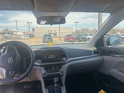 Used 2017 Hyundai Elantra SE image 5