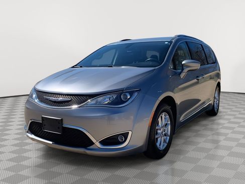Used 2020 Chrysler Pacifica Touring-L image 4
